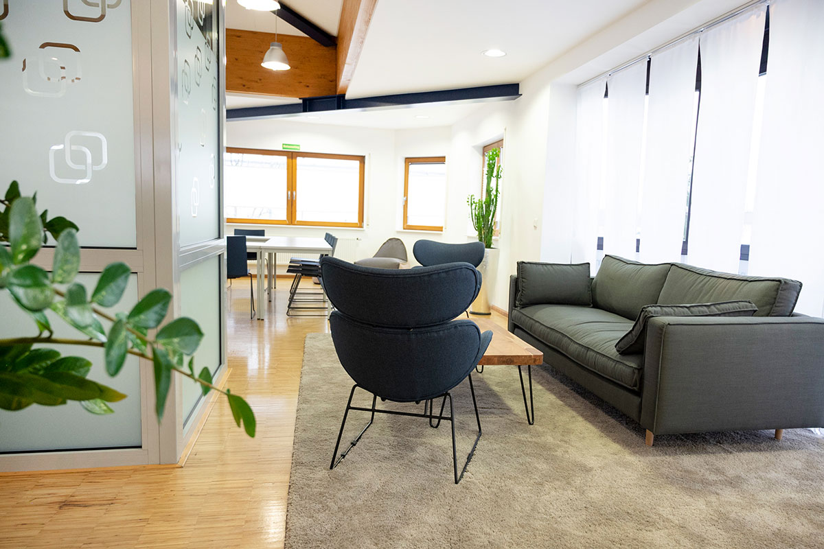 Gemütlicher Loungebereich mit Sesseln, Sofa und einem Tisch