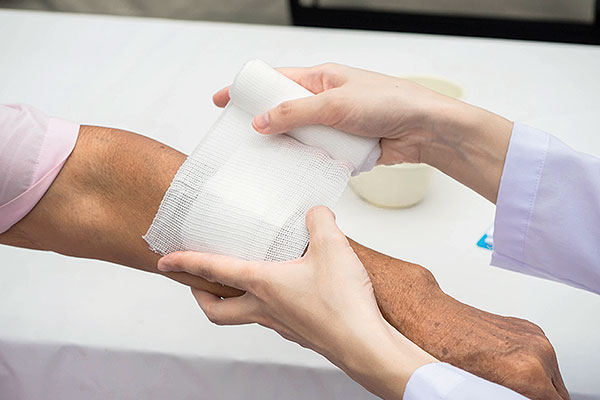 EInem Mann wird der Arm verbunden.